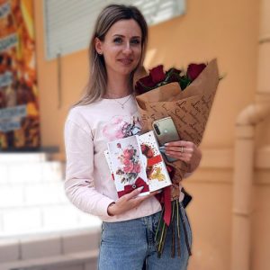  букет червоних троянд та коробка цукерок у Хмельницькому фото
