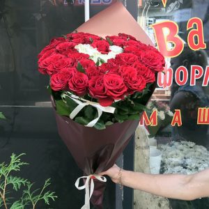 51 роза сердцем в Хмельницком фото