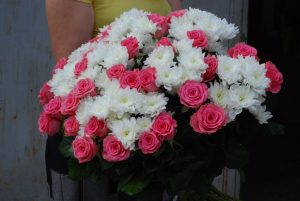 рожеві троянди з білими хризантемами фото букета