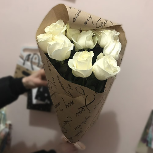 9 білих троянд фото букета