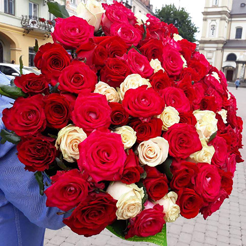 букет троянд червоні та кремові фото