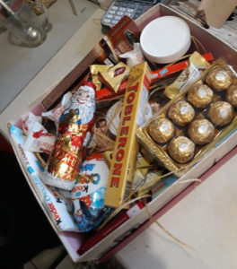 коробка сладостей на новый год фото подарка