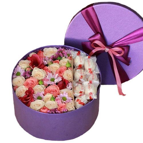 Шляпная коробка "Сладкие чувства" цветы и рафаэлло