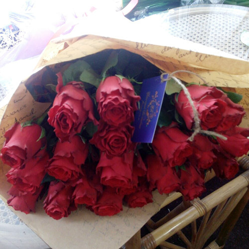 19 червоних троянд фото