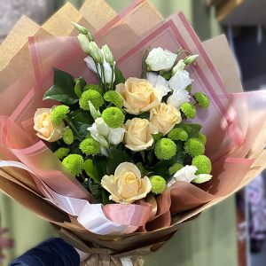 кремові троянди, зелені хризантеми, білі еустоми фото
