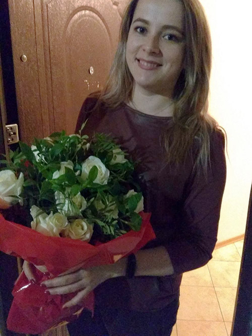 белые розы с зеленью в Хмельницком фото