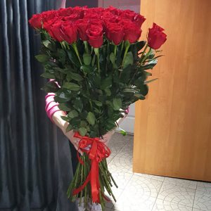 25 високих імпортних троянд в Хмельницькому фото